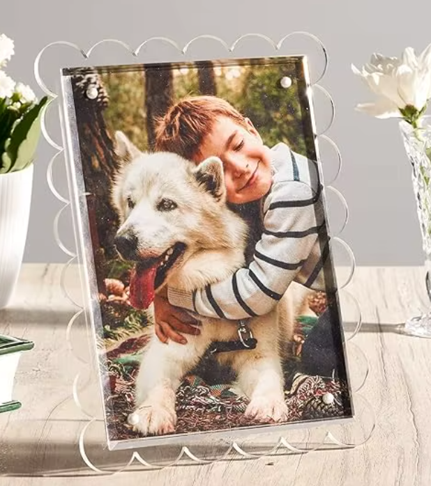 Acrylic scalloped picture frame with stand